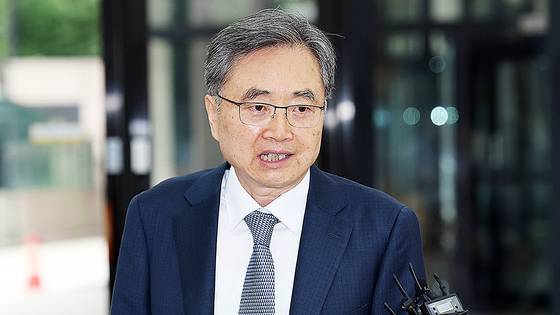 조현 외교부 장관 후보자가 24일 오전 서울 종로구 대우빌딩에 마련된 인사청문회 준비 사무실로 출근하며 취재진의 질문에 답하고 있는 모습. 뉴스1