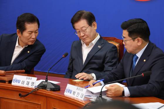 2024년 6월 17일 이재명 당시 더불어민주당 대표와 박찬대 당시 원내대표(오른쪽), 정청래 당시 최고위원(왼쪽)이 당 최고위원회의 도중 전달된 메모를 보고 있다. 연합뉴스