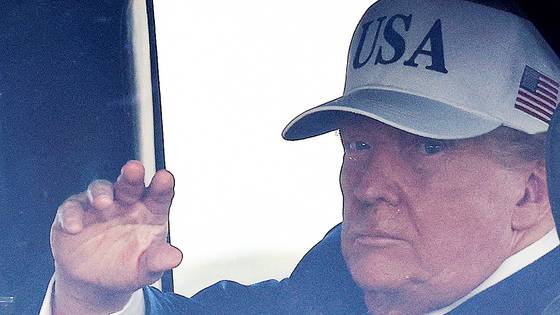 도널드 트럼프 미국 대통령이 24일(현지시간) 네덜란드 헤이그에서 열리는 북대서양조약기구(NATO) 참석을 위해 암스테르담 공항에서 전용차로 이동하던 중 손을 흔들고 있다. 로이터=연합뉴스