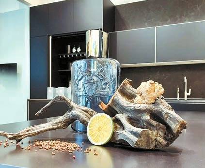 퍼퓸 드 말리의 캐슬리 론칭 이벤트가 시그니처의 키친 스위트의 청담 쇼룸에서 열렸다. 공간과 몰입 경험이 브랜드의 감성을 전달한다. [사진 퍼퓸 드 말리]