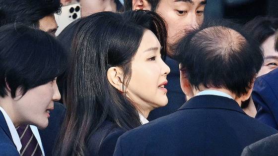 윤석열 전 대통령 부인 김건희 여사가 지난 4월 11일 서울 서초구 서초동 자택 앞에서 지지자들과 인사를 나누고 있다. 뉴스1