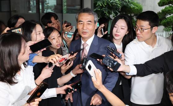 윤석열 전 대통령의 부인 김건희 여사 의혹 관련 사건 수사를 맡은 민중기 특별검사가 25일 오전 서울 서초구 사무실로 출근하며 취재진 질문에 답변하고 있다. 뉴스1