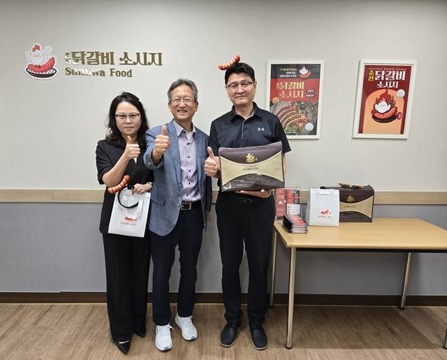 ▲ 강원조달청(청장 이경원)은 25일 춘천 ㈜선화푸드를 직접 방문해 공공조달시장 진출을 위한 맞춤형 제도 안내에 나섰다.
