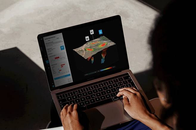 스마트 지진 센서 지오드는 지하에서 반사되는 지진파를 정밀 측정하고 수집된 데이터를 AI 알고리즘으로 분석해 암반 구조를 모델링한다. 지오드는 시추 없이 지하 2.5㎞ 깊이까지 구조를 고해상도 3차원(3D)으로 시각화한다. / 사진=플릿스페이스