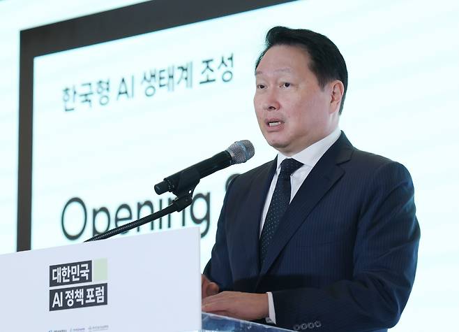 최태원 대한상공회의소 회장(가운데)이 9일 서울 중구 롯데호텔 사파이어볼룸에서 열린 대한민국 AI 정책 포럼에 참석해 개회사를 하고 있다. 25.5.9 /이솔 기자