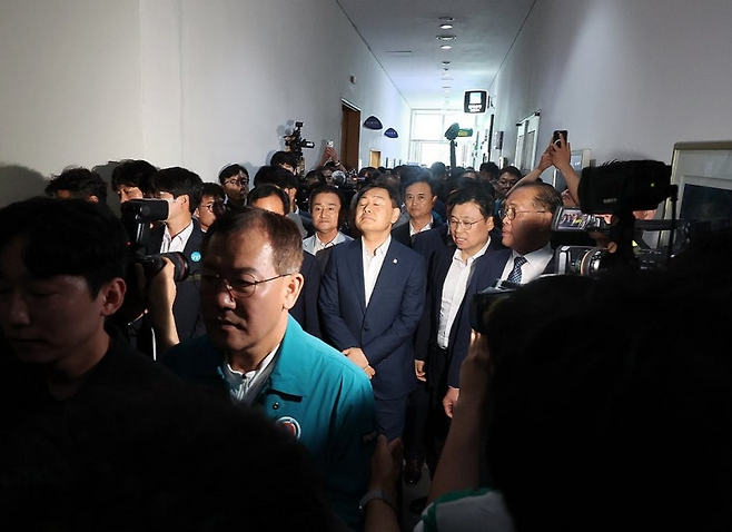 김관영 전북지사가 25일 ‘완주군민과의 대화’를 위해 완주군청을 찾았지만, ‘완주·전주 통합’을 반대하는 완주군 주민들이 김 지사를 향해 항의하고 있다. 연합뉴스