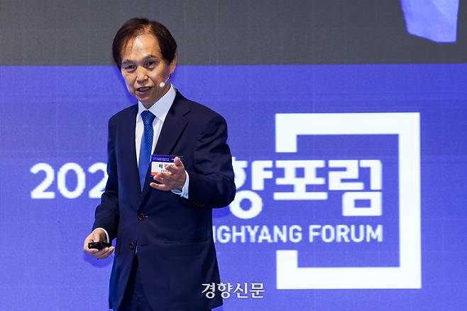 이광형 카이스트 총장이 25일 서울 중구 롯데호텔에서 <2025 경향포럼> ‘초가속 시대의 도전, 공포를 넘어 희망으로’에서 강연하고 있다. 이준헌 기자