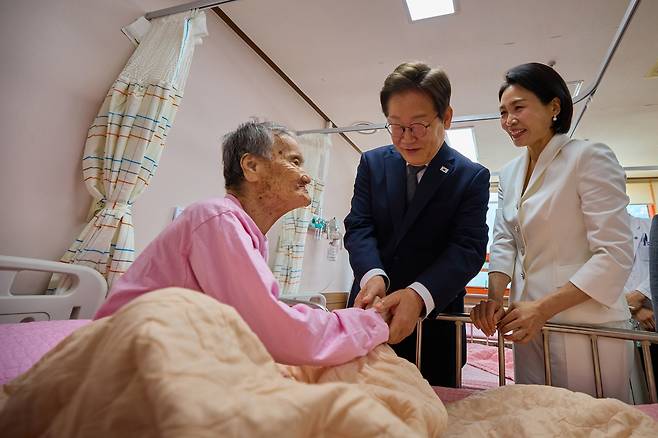 이재명 대통령과 부인 김혜경 여사가 25일 전남 고흥군 국립소록도병원을 방문해 한센인 환자를 위로하고 있다. 대통령실 제공