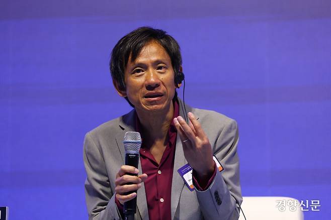 25일 서울 중구 롯데호텔 크리스탈볼룸에서 ‘초가속 시대의 도전, 공포를 넘어 희망으로’를 주제로 열린 <2025 경향포럼>에서 샹뱌오 독일 막스플랑크 사회인류학연구소 소장이 ‘숨 가쁜 변화, 문명사적 대전환’에 대해 대담하고 있다. 이준헌 기자