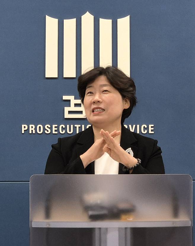 ‘12·3 비상계엄 사건’을 수사하는 조은석 내란 특검팀의 박지영 특검보가 24일 서울 서초구 서울고등검찰청 기자실에서 윤석열 전 대통령에 대해 특수공무집행방해 혐의 등으로 체포영장을 전격 청구했다는 내용을 브리핑하고 있다. 연합뉴스