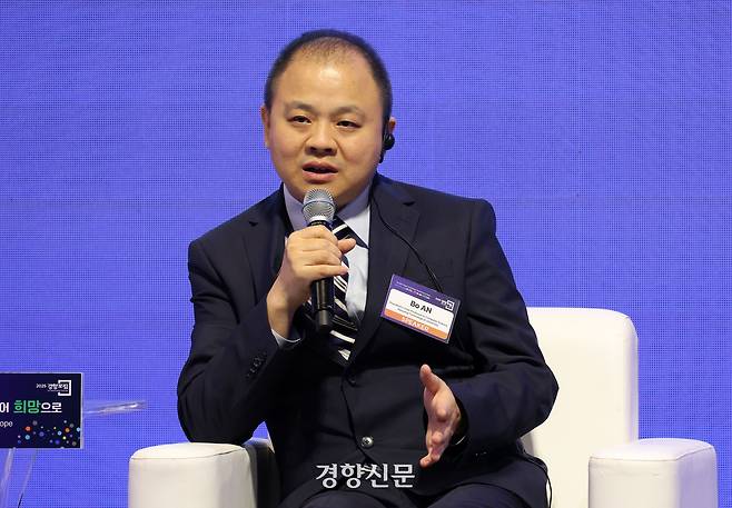 보 안 싱가포르 난양공대 컴퓨터과학과 석좌교수가 25일 서울 중구 롯데호텔 크리스탈볼룸에서 ‘초가속 시대의 도전, 공포를 넘어 희망으로’를 주제로 열린 <2025 경향포럼> 세번째 세션 ‘초가속 시대, 모두를 위한 기술진보’ 토론에서 발언을 하고 있다. 권도현 기자