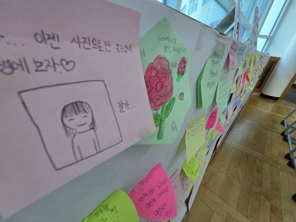 25일 아파트 화재로 숨진 자매가 다닌 부산 부산진구의 한 초등학교에 이들을 추모하기 위한 공간이 마련돼 있다.  연합뉴스