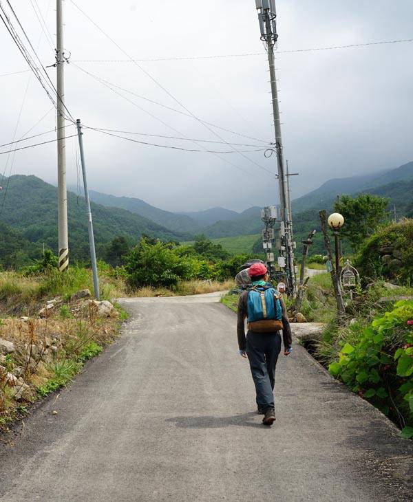 노상마을회관을 출발해 큰목재골로 향하는 취재팀.