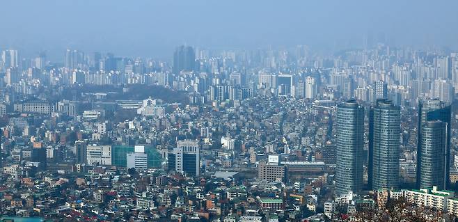 The photo shows Yongsan District and Mapo District as seen from Mount Namsan in central Seoul on March 9. [NEWS1]
