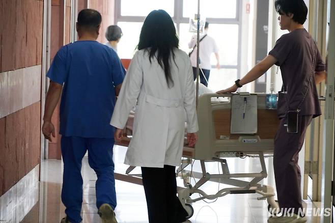 서울의 한 대학병원에서 의료진이 이동하고 있다. 박효상 기자