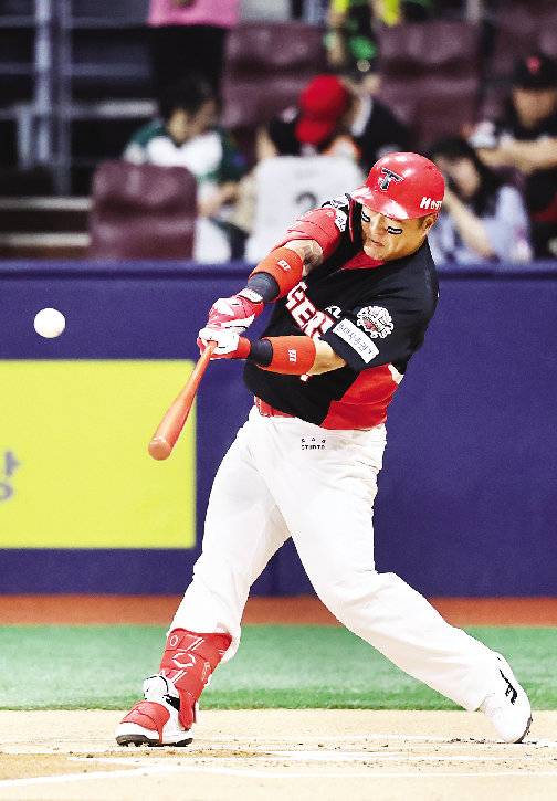 KIA 타이거즈 최형우가 24일 서울 고척스카이돔에서 열린 키움 히어로즈와의 2025 프로야구 KBO리그 경기에서 3점 홈런을 때려내고 있다. 최형우는 이 홈런으로 리그 사상 최초의 통산 1700타점 기록을 세웠다. 뉴시스