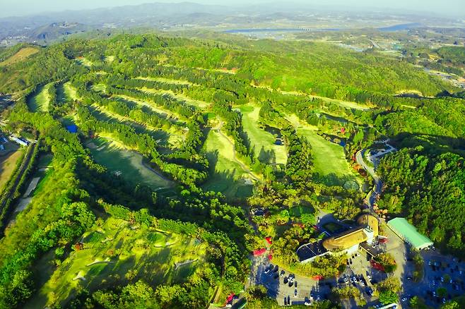울창한 숲과 멀리 보이는 남한강으로 인해 여름 라운드 최적지로 평가 받고 있는 경기도 여주 이포CC 전경. 이포CC
