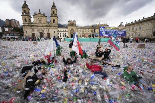 이날 시위에 참가한 약 100여명의 노동자들 중 일부는 쓰레기 사이에 눕는 퍼포먼스를 했다. AP연합뉴스