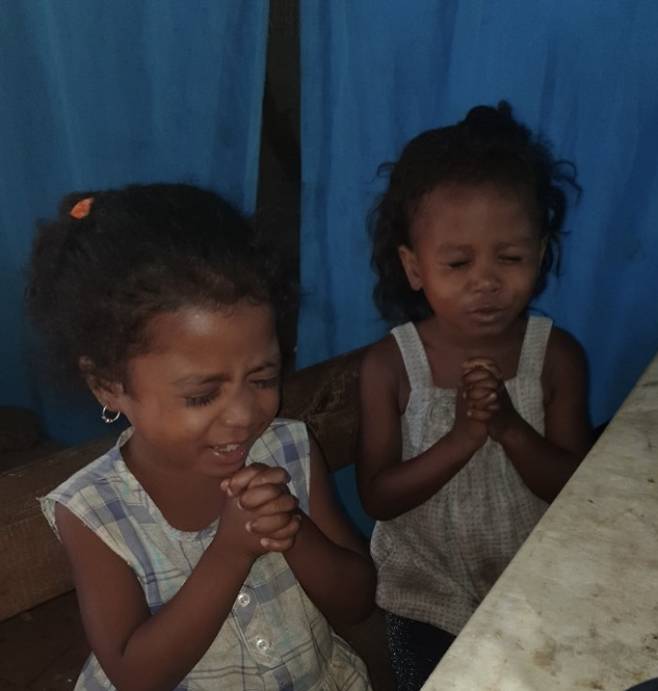 아이들이 마다가스카르 ‘오차로구미교회’에서 두 손을 모아 기도를 하고 있다. 최 선교사 제공