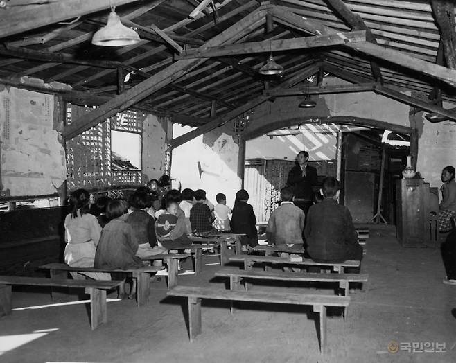 전쟁으로 손상된 서울 근교의 한 교회당에 모인 어린이들이 1950년 10월 29일 예배를 드리고 있다. 사진은 미 육군 소속 로널드 L. 핸콕 중위가 촬영했다. WPF 안재철 대표 제공