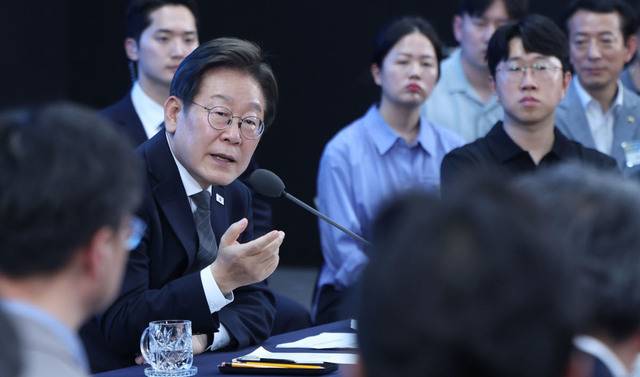 이재명 대통령이 25일 광주 국립아시아문화전당에서 ‘광주시민·전남도민 타운홀미팅’을 주재하고 있다. 이 대통령은 “정부가 구체적으로, 뭘, 어떻게 해야 할지를 말씀해 달라”며 타운홀 방식의 토론을 자주 갖자고 말했다. 광주=김지훈 기자