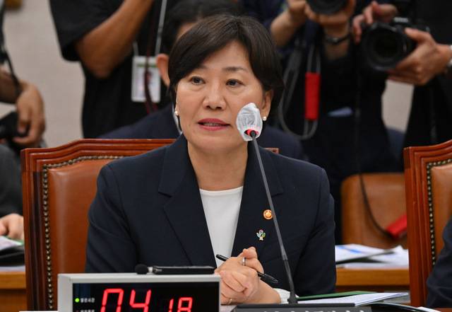 유임된 송미령 농림축산부 장관이 25일 국회에서 열린 농림축산식품해양수산위원회 전체회의에서 의원 질의에 답변하고 있다. 이병주 기자