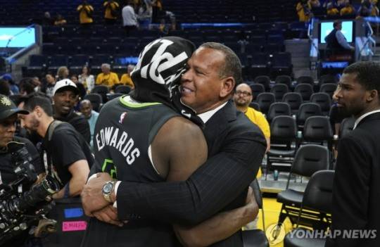 미네소타의 에드워즈와 포옹하는 로드리게스(오른쪽). 사진[AP=연합뉴스]