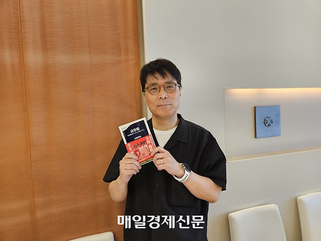 전 도쿄신문 논설위원인 고미 요지 저널리스트가 20일 일본서 출간된 본인 저서 ‘고용희-김정은의 어머니가 된 재일 코리안’을 들고 인터뷰에 응하고 있다. [도쿄 이승훈 특파원]