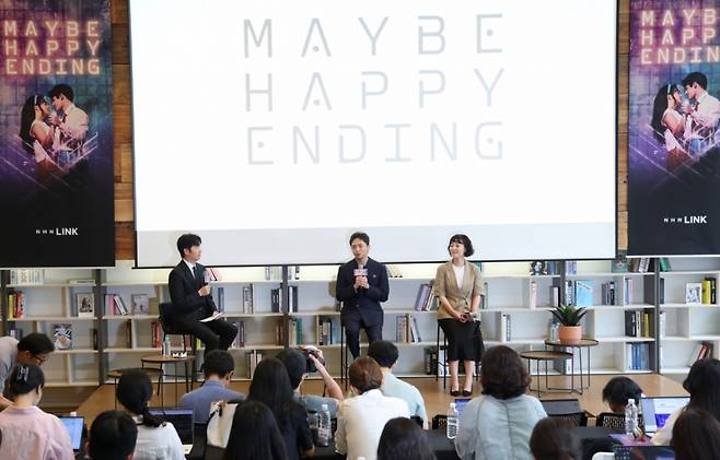 (서울=뉴스1) 권현진 기자 = 박천휴 작가가 24일 서울 중구 커뮤니티하우스 마실에서 열린 뮤지컬 ‘어쩌면 해피엔딩’ 토니상 6관왕 기자간담회에서 소감을 말하고 있다.  ‘어쩌면 해피엔딩’은 지난 8일(현지시간) 열린 제78회 ‘토니 어워즈(Tony Awards)’ 시상식에서 뮤지컬 부문 작품상, 연출상, 각본상, 남우주연상, 음악상(작곡 및 작사), 무대디자인상 등 6개 부문상을 거머쥐었다. 2025.6.24/뉴스1  Copyright (C) 뉴스1. All rights reserved. 무단 전재 및 재배포,  AI학습 이용 금지. /사진=(서울=뉴스1) 권현진 기자