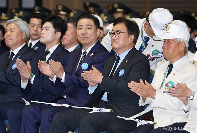 (대전=뉴스1) 김기태 기자 = 우원식 국회의장과 김용태 국민의힘 비상대책위원장, 김병기 더불어민주당 당 대표 직무대행 겸 원내대표가 25일 오전 대전컨벤션센터에서 열린 6·25전쟁 75주년 행사에 참석해 박수치고 있다. 2025.6.25/뉴스1  Copyright (C) 뉴스1. All rights reserved. 무단 전재 및 재배포,  AI학습 이용 금지.