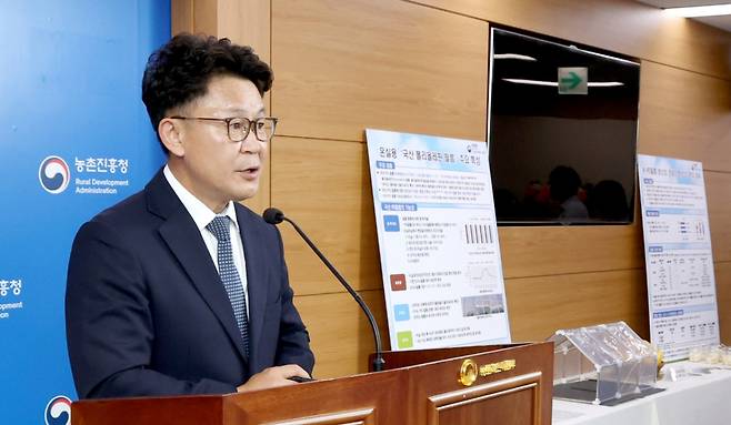 김명수 농촌진흥청 국립원예특작과학원장이 25일 세종시 정부세종청사 농림축산식품부에서 농업용 온실의 고기능성 피복재에 대한 국산화와 현장 적용 효과 등을 설명하고 있다. 2025.6.25/뉴스1