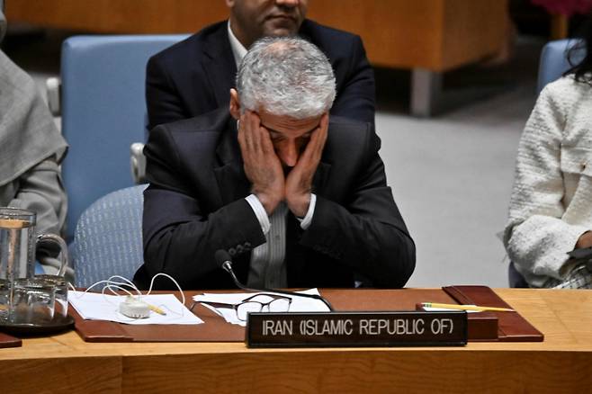 (뉴욕 AFP=뉴스1) 권영미 기자 = 아미르 사이드 이라바니 유엔 주재 이란 대표가 2025년 6월 24일(현지시간) 뉴욕 유엔 본부에서 열린 이스라엘-이란 분쟁 관련 유엔 안전보장이사회 회의에서 두 손으로 얼굴을 감싸고 있다. 2025.06.24 /AFPBBNews=뉴스1