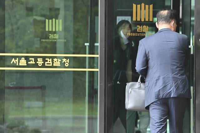 내란특검 사무실 있는 서울고검  : 25일 오전 내란특검 사무실이 마련된 서울 서초구 서울고검 청사로 수사 관계자가 출근하고 있다. 백동현 기자