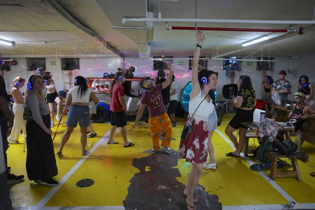 이스라엘과 이란이 휴전에 돌입한 24일 이스라엘 최대도시 텔아비브의 한 지하주차장에서 시민들이 휴전을 축하하기 위한 ‘무소음 클럽파티’를 즐기고 있다. EPA 연합뉴스