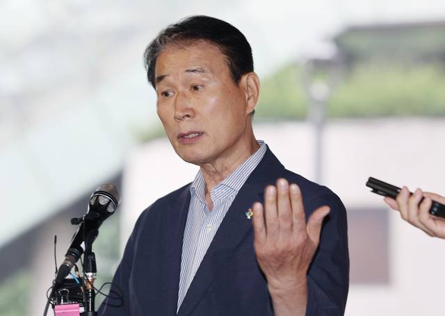 권오을 국가보훈부 장관 후보자가 25일 서울 중구 서울스퀘어에 마련된 사무실에 출근 하던 중 취재진의 질문에 답하고 있다. 뉴시스 제공