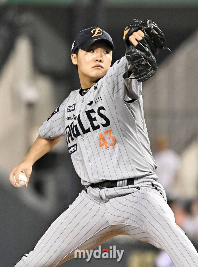 27일 오후 서울 잠실야구장에서 진행된 '2025 프로야구 KBO리그' LG트윈스와 한화이글스의 경기. 한화 정우주가 역투하고 있다./마이데일리