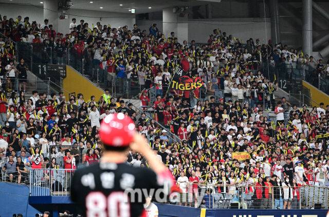 2024년 8월 13일 서울 고척스카이돔에서 '2024 신한 SOL Bank KBO리그, KIA 타이거즈와 키움 히어로즈의 경기가 열렸다. KIA 팬들이 응원하고 있다./마이데일리