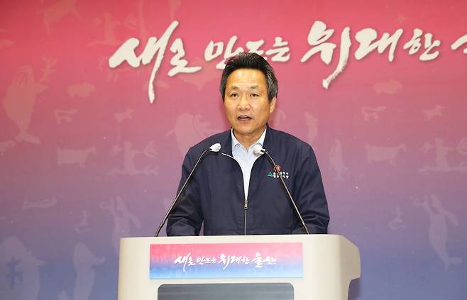 안승대 울산시 행정부시장이 24일 울산시청 프레스센터에서 2025년 하반기 정기인사에 대해 기자들에게 설명하고 있다. [울산시 제공]