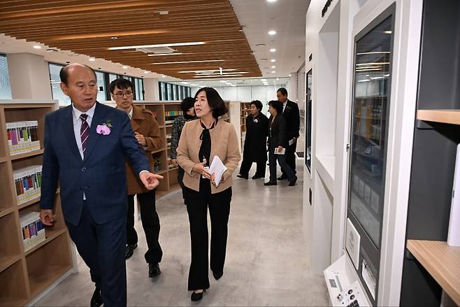 청소년 특화도서관 개관