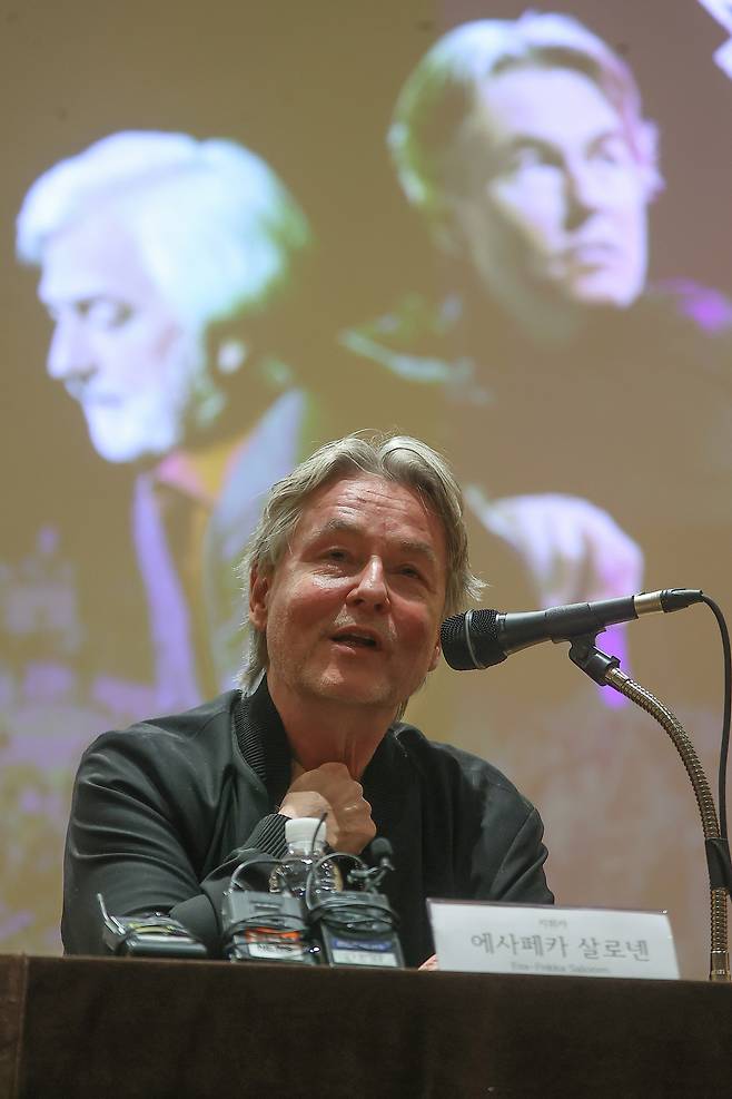 에사페카 살로넨 지휘자가 25일 서울 서초구 서울문화예술교육센터서초에서 열린 ‘에사페카 살로넨 & 뉴욕 필하모닉 with 크리스티안 짐머만’ 공연 기자간담회에서 인사말을 하고 있다. [연합]