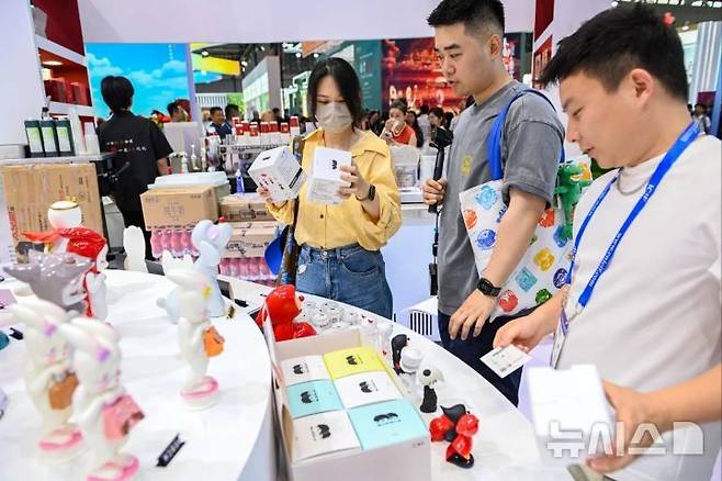 [뉴시스] 중국 공산당 기관지 인민일보가 청소년들 사이에서 유행하는 랜덤 박스 소비가 중독 수준이라며 규제 필요성을 경고했다. (사진=scmp) 2025.06.20