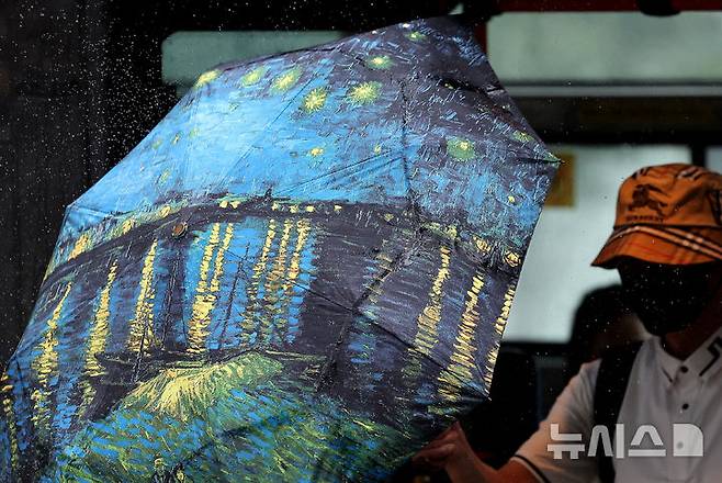 [대구=뉴시스] 이무열 기자 = 전국 대부분 지역에 장맛비가 내린 24일 대구 중구 동성로에서 한 시민이 우산을 펼치며 버스에서 내리고 있다. 2025.06.24. lmy@newsis.com