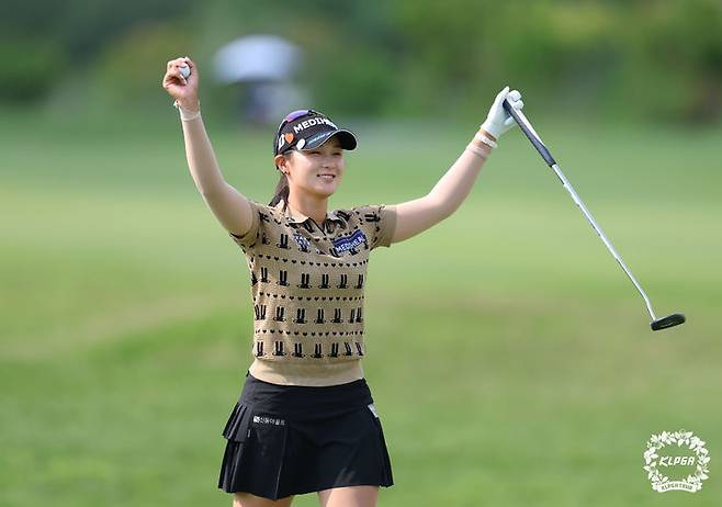 [서울=뉴시스] 지난달 25일 경기 여주시 페럼클럽에서 열린 '제13회 E1 채리티 오픈' 파이널 라운드, 박현경이 우승을 확정짓고 기뻐하고 있다.(사진=KLPGT 제공) 2025.05.25. photo@newsis.com *재판매 및 DB 금지