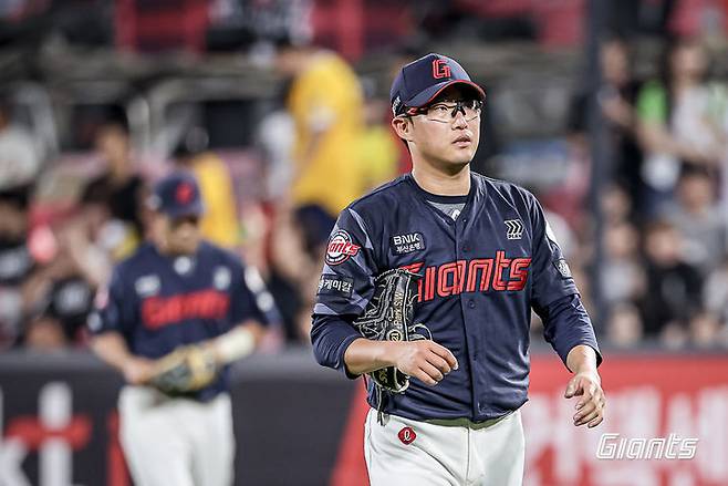 [서울=뉴시스]프로야구 롯데 자이언츠의 선발 투수 박세웅이 지난 10일 수원 KT위즈파크에서 열린 2025 신한 쏠뱅크 KBO리그 KT 위즈와의 경기에 선발 등판해 실점한 뒤 마운드를 내려가고 있다. (사진=롯데 자이언츠 제공) 2025.06.24. photo@newsis.com *재판매 및 DB 금지