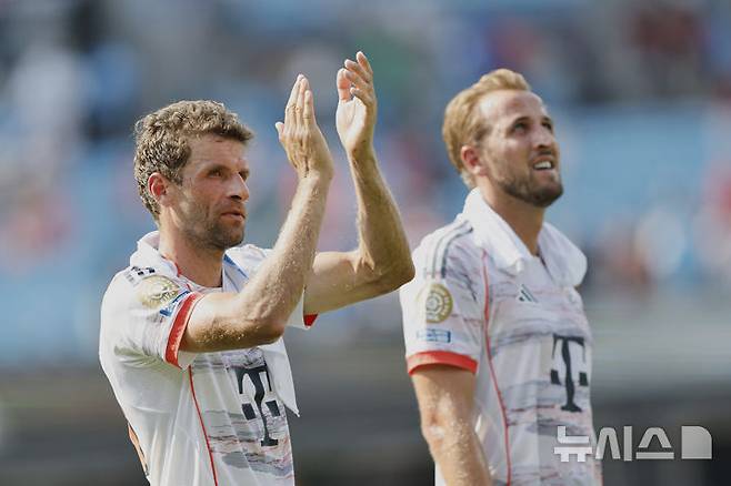 [샬럿=AP/뉴시스] 2025 국제축구연맹(FIFA) 클럽월드컵에 참가한 독일 프로축구 분데스리가 바이에른 뮌헨의 토마스 뮐러(왼쪽), 해리 케인. 2025.06.24.