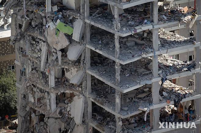 [바트얌=신화/뉴시스] 15일(현지 시간) 이스라엘 중부 바트얌의 한 건물이 이란이 발사한 미사일 공격으로 파괴돼 있다. 이스라엘 국영 칸TV에 따르면 지난 13일부터 이어진 이란의 보복 공격으로 인한 사망자는 14명에 달한다. 2025.06.16.