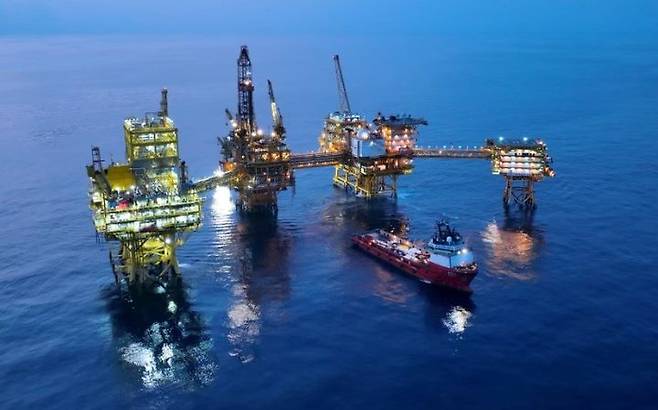 [서울=뉴시스]중국이 자체 기술로 개발한 첫 심해 고압 가스전 '심해 1호'의 2기 공사가 마무리되며, 가스전이 전면 가동에 들어갔다. 심해1호 가스전의 모습. <사진출처: 중국중앙 TV> 2025.06.25