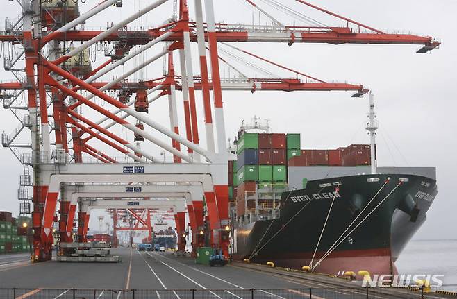 [도쿄=AP/뉴시스] 일본 도쿄항에서 전용선에  컨테이너를 선적하는 작업을 진행하고 있다. 자료사진. 2025.06.25