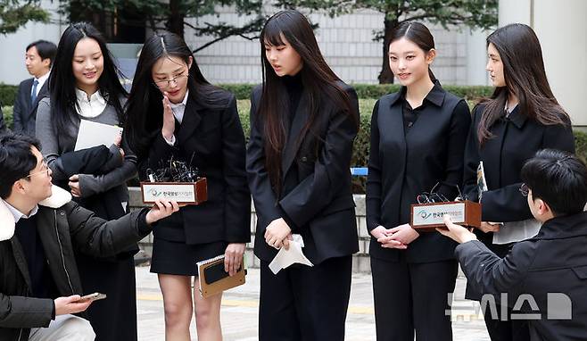 [서울=뉴시스] 추상철 기자 = 걸그룹 뉴진스 멤버들의 독자 활동을 금지한 법원의 가처분 결정이 확정됐다. 사진은 그룹 뉴진스 멤버들. 2025.03.07. scchoo@newsis.com