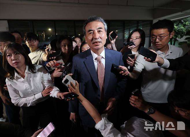 [서울=뉴시스] 이영환 기자 = 김건희 여사 의혹을 수사하는 민중기 특별검사가 25일 오전 서울 서초구의 사무실로 출근하고 있다. 2025.06.25. 20hwan@newsis.com